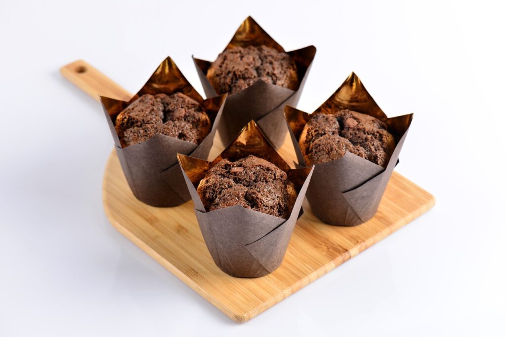 Assortiment de muffins au chocolat sur une planche à découper.